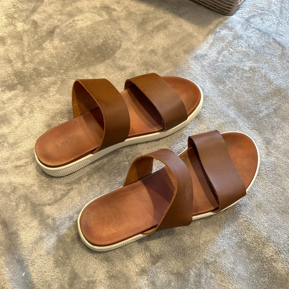 Women’s leather brown sandals